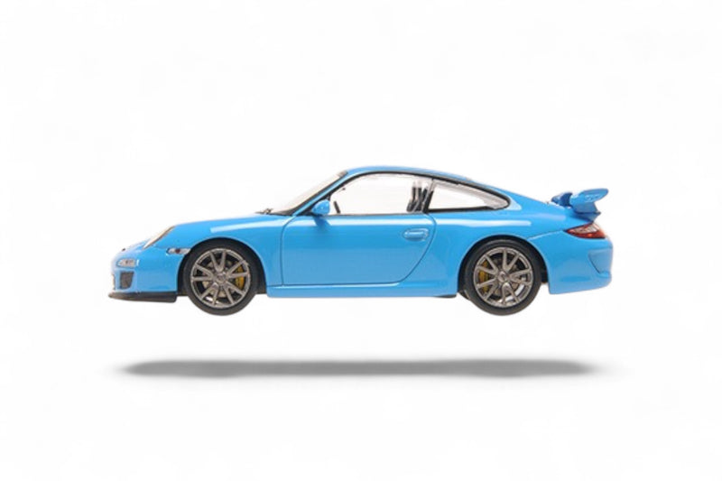 Laad de afbeelding in de Gallery-viewer, Porsche 911 GT3 2009 BLAUW SPECIALE DOOS ‼️BEPERKTE EDITIE 525 stuks‼️ MINICHAMPS 1:43
