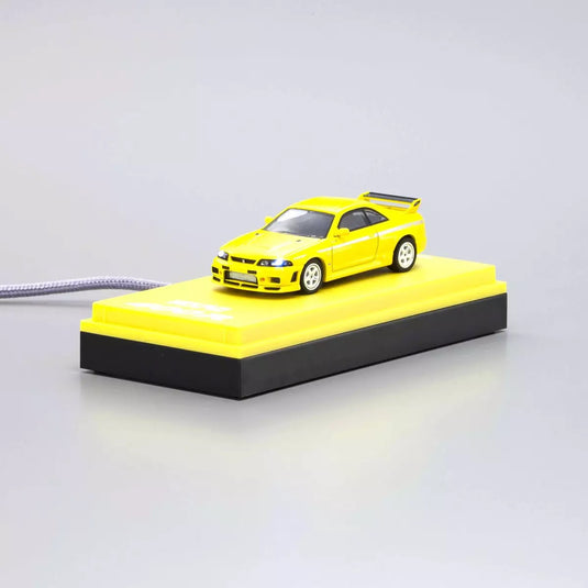 Nissan Skyline GT-R NISMO 400R R33 Jaune AVEC SYSTÈME LED 2003 + SYSTÈME DE BASE LED NOIR KYOSHO 1:64