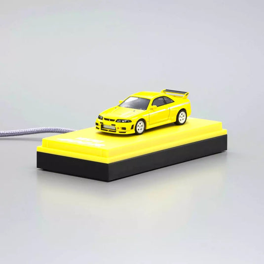 Nissan Skyline GT-R NISMO 400R R33 Jaune AVEC SYSTÈME LED 2003 + SYSTÈME DE BASE LED NOIR KYOSHO 1:64