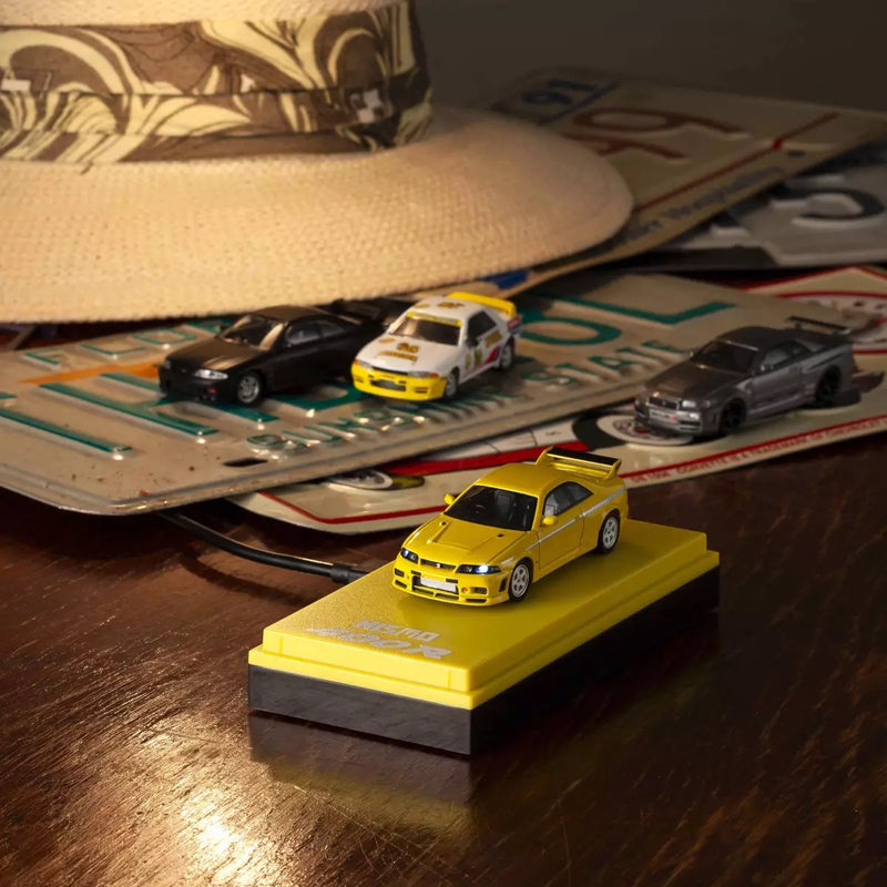 Chargez l&#39;image dans la visionneuse de la galerie, Nissan Skyline GT-R NISMO 400R R33 Jaune AVEC SYSTÈME LED 2003 + SYSTÈME DE BASE LED NOIR KYOSHO 1:64
