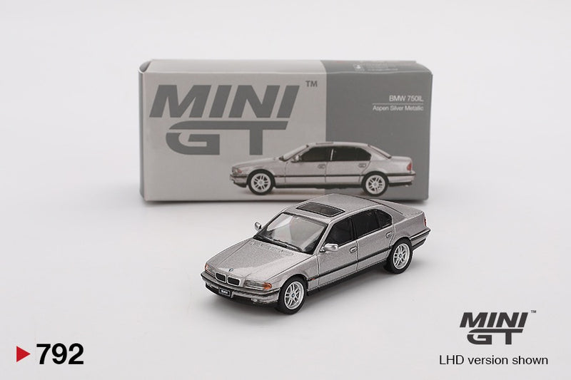 Chargez l'image dans la visionneuse de la galerie, Bmw E38 750 IL ASPEN SILVER METALLIC 2000 (LHD) MINI GT 1:64

