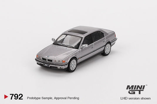 Bmw E38 750 IL ASPEN SILVER METALLIC 2000 (LHD) MINI GT 1:64