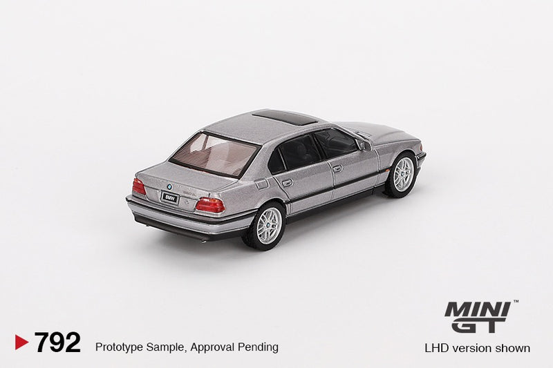 Chargez l'image dans la visionneuse de la galerie, Bmw E38 750 IL ASPEN SILVER METALLIC 2000 (LHD) MINI GT 1:64
