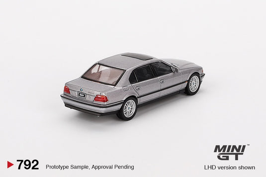 Bmw E38 750 IL ASPEN SILVER METALLIC 2000 (LHD) MINI GT 1:64