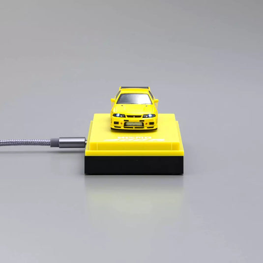 Nissan Skyline GT-R NISMO 400R R33 Jaune AVEC SYSTÈME LED 2003 + SYSTÈME DE BASE LED NOIR KYOSHO 1:64