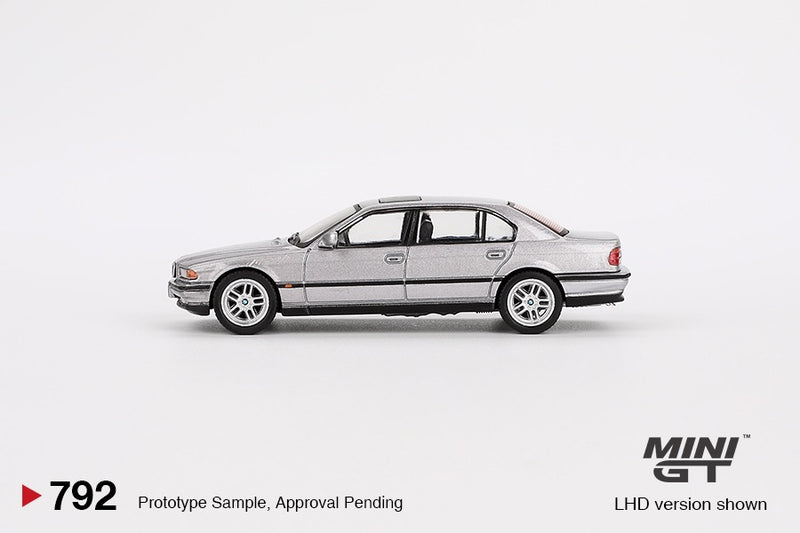 Chargez l'image dans la visionneuse de la galerie, Bmw E38 750 IL ASPEN SILVER METALLIC 2000 (LHD) MINI GT 1:64
