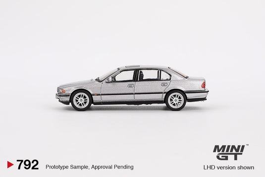 Bmw E38 750 IL ASPEN SILVER METALLIC 2000 (LHD) MINI GT 1:64