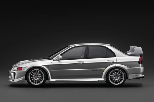 MITSUBISHI LANCER EVOLUTION V (CP9A) ARGENTÉ IGNITION MODEL 1:18
