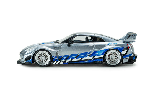 NISSAN GT-R (R35) LIBERTY WALK SILHOUETTE 2020 ZILVER EN BLAUWE STREPEN SOLIDO 1:43