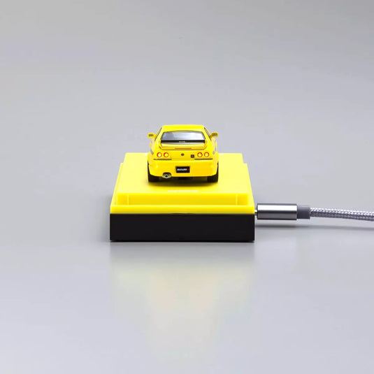 Nissan Skyline GT-R NISMO 400R R33 Jaune AVEC SYSTÈME LED 2003 + SYSTÈME DE BASE LED NOIR KYOSHO 1:64