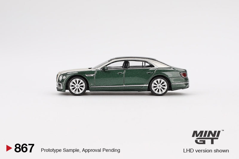 Laad de afbeelding in de Gallery-viewer, Bentley FLYING SPUR WIT ZAND GROEN 2024 (LHD) MINI GT 1:64
