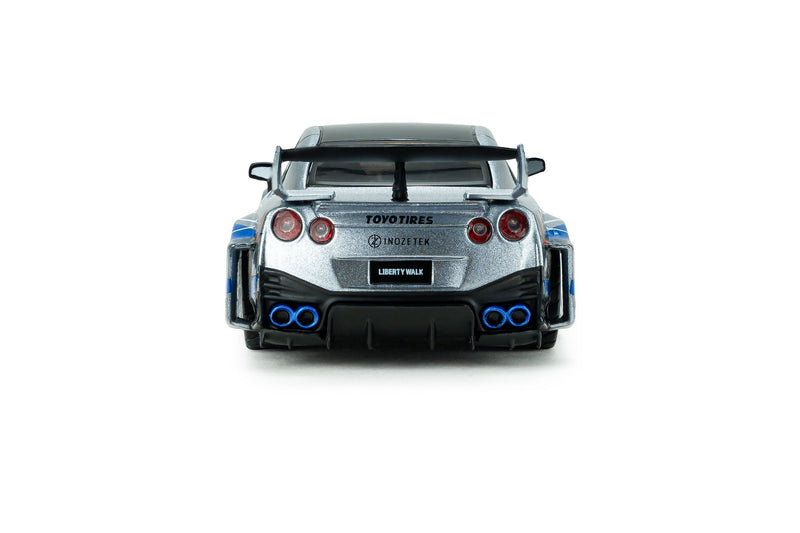 Laad de afbeelding in de Gallery-viewer, NISSAN GT-R (R35) LIBERTY WALK SILHOUETTE 2020 ZILVER EN BLAUWE STREPEN SOLIDO 1:43
