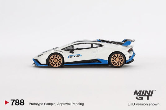 Lamborghini HURACAN STO 2023 Blanc/Bleu/Or (LHD) MINI GT 1:64