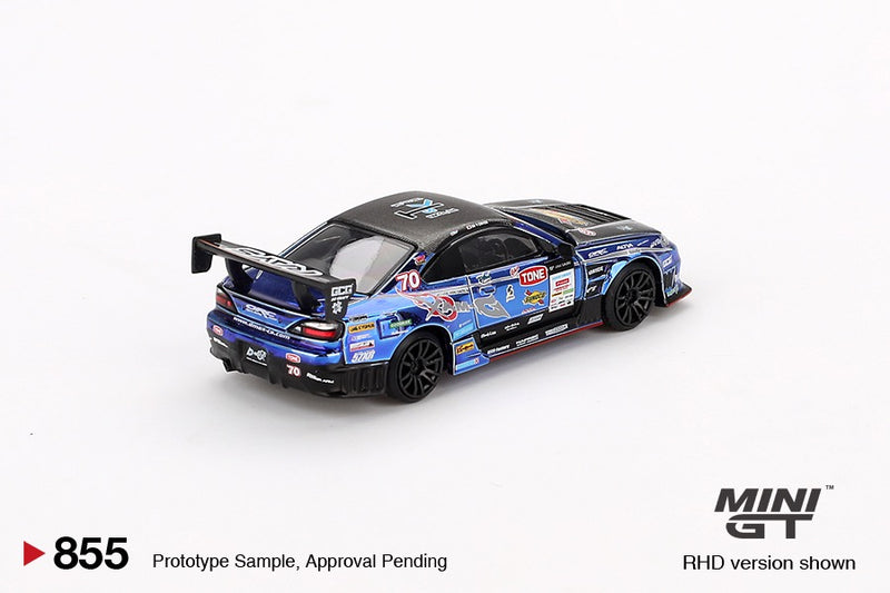 Laad de afbeelding in de Gallery-viewer, NISSAN SILVIA S15 D-MAX #70 D-MAX RACING 2023 D1 GRAND PRIX (BLISTER) MINI GT 1:64
