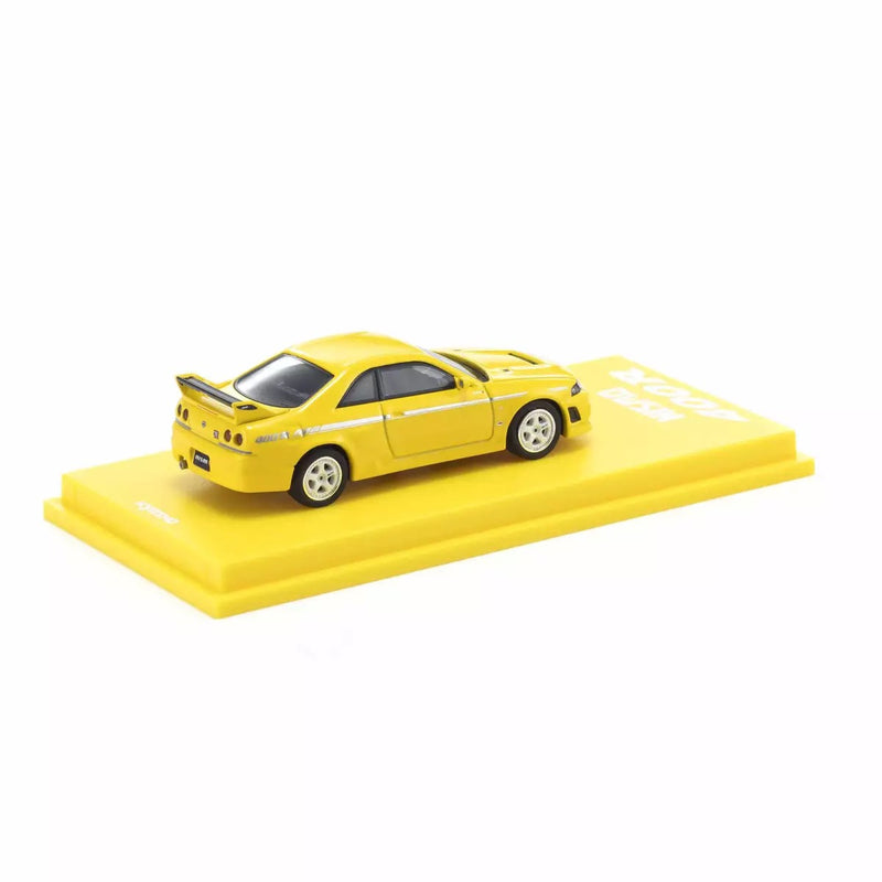 Chargez l&#39;image dans la visionneuse de la galerie, Nissan Skyline GT-R NISMO 400R R33 Jaune AVEC SYSTÈME LED 2003 + SYSTÈME DE BASE LED NOIR KYOSHO 1:64

