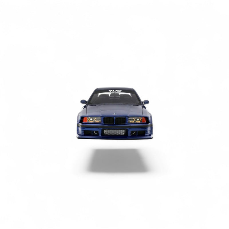 Laad de afbeelding in de Gallery-viewer, BMW E36 LTO SEDAN TURBO KHYZYL SALEEM AVUS BLAUW 2023 OTTOmobile 1:18
