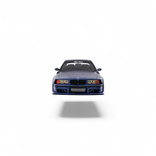 BMW E36 LTO SEDAN TURBO KHYZYL SALEEM AVUS BLAUW 2023 OTTOmobile 1:18