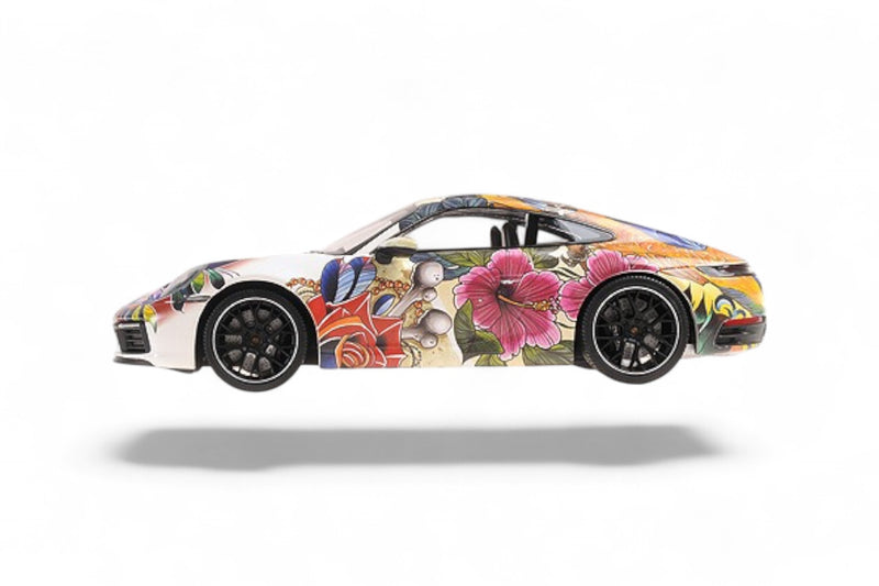 Laad de afbeelding in de Gallery-viewer, Porsche 911 CARRERA 4S 2019 BLOEMENONTWERP BASISPLAAT EN ACRYL CASE ‼️BEPERKTE EDITIE 500 stuks‼️ MINICHAMPS 1:18
