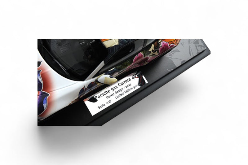 Laad de afbeelding in de Gallery-viewer, Porsche 911 CARRERA 4S 2019 BLOEMENONTWERP BASISPLAAT EN ACRYL CASE ‼️BEPERKTE EDITIE 500 stuks‼️ MINICHAMPS 1:18
