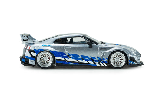 NISSAN GT-R (R35) LIBERTY WALK SILHOUETTE 2020 ZILVER EN BLAUWE STREPEN SOLIDO 1:43