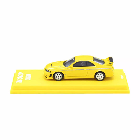 Nissan Skyline GT-R NISMO 400R R33 Jaune AVEC SYSTÈME LED 2003 + SYSTÈME DE BASE LED NOIR KYOSHO 1:64