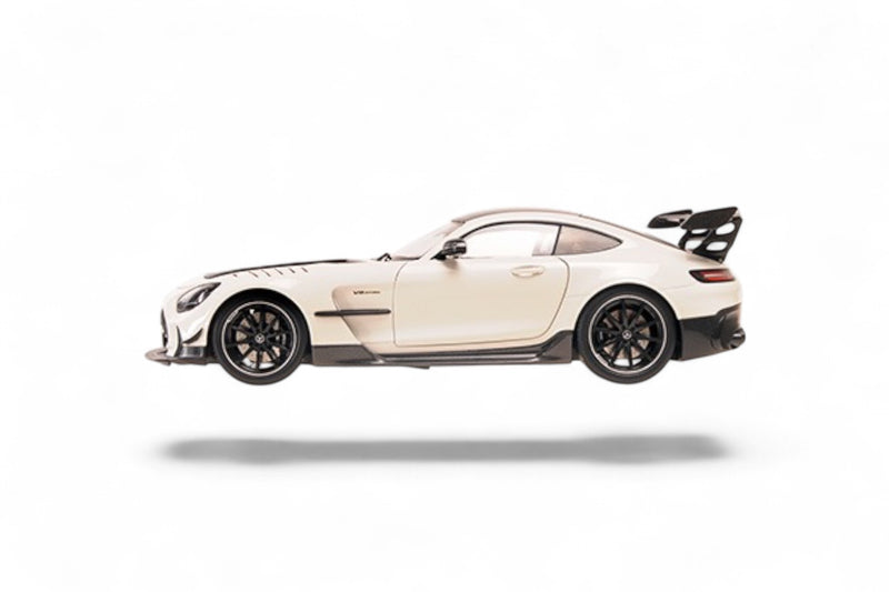 Chargez l'image dans la visionneuse de la galerie, Mercedes AMG GT BLACK SERIES 2021 BLANC / JANTES NOIRES MINICHAMPS 1:18
