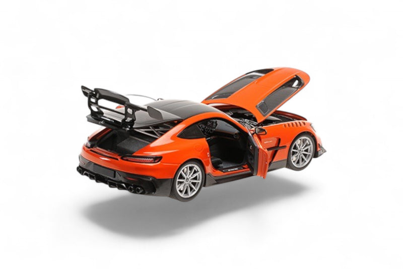 Laad de afbeelding in de Gallery-viewer, Mercedes AMG GT BLACK SERIES 2021 ORANJE / ZILVEREN VELGEN MINICHAMPS 1:18
