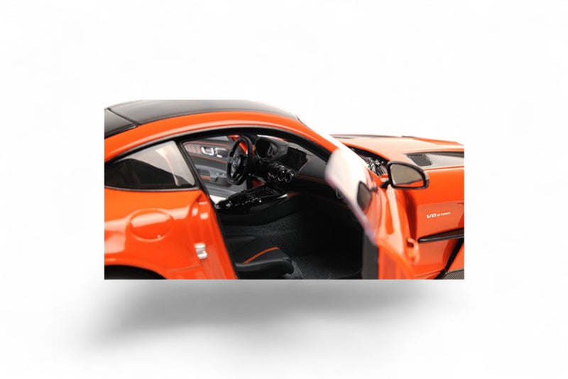 Laad de afbeelding in de Gallery-viewer, Mercedes AMG GT BLACK SERIES 2021 ORANJE / ZILVEREN VELGEN MINICHAMPS 1:18
