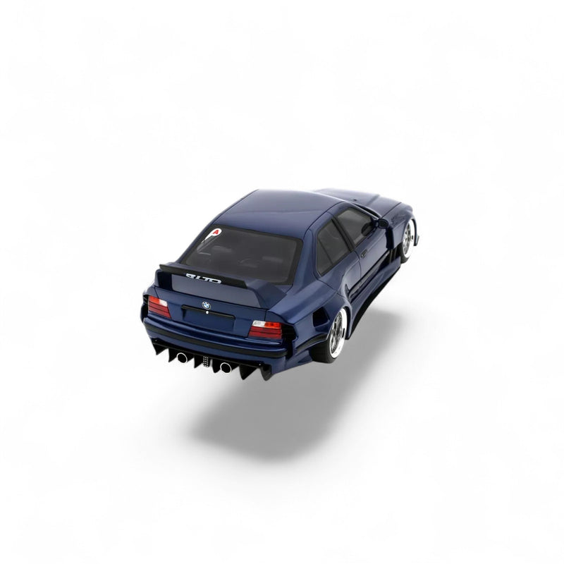 Laad de afbeelding in de Gallery-viewer, BMW E36 LTO SEDAN TURBO KHYZYL SALEEM AVUS BLAUW 2023 OTTOmobile 1:18
