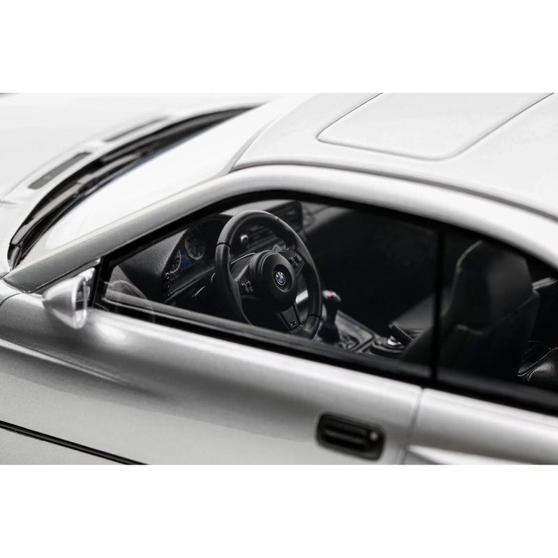 Laad de afbeelding in de Gallery-viewer, Bmw REYN SNELHEIDSWERKPLAATS 858 CSL ontworpen door JONSIBAL CHROOMSCHADUW METAALGLANS 2024 OTTOmobile 1:18
