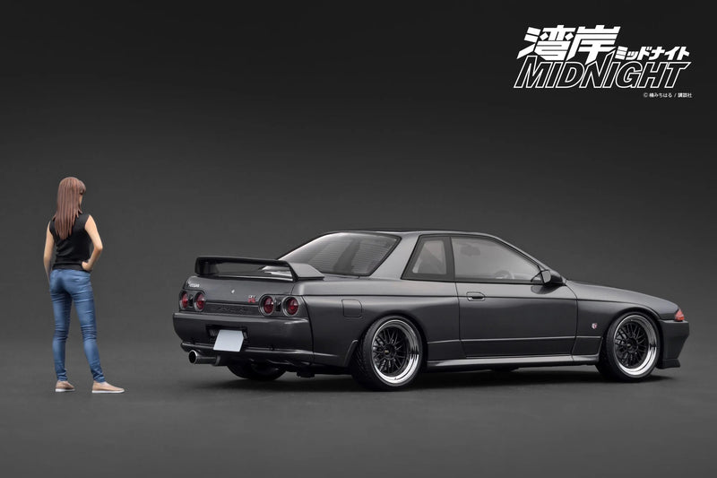 Laad de afbeelding in de Gallery-viewer, Nissan Skyline GT-R (R32) *MIDNIGHT Reina&#39;s R* met Ms. Reina Akikawa figuur Grijs IGNITION MODEL 1:18
