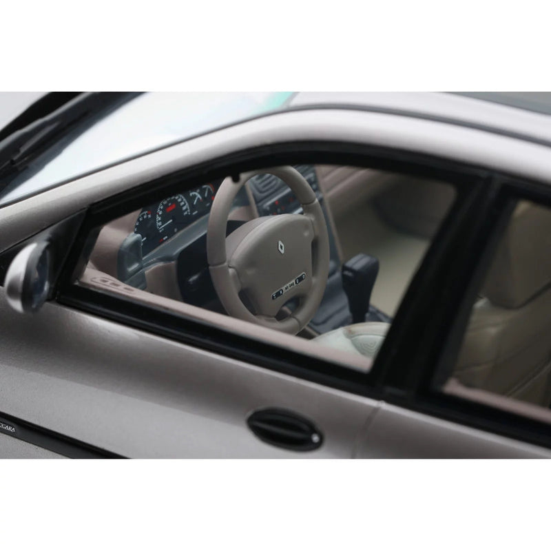 Chargez l&#39;image dans la visionneuse de la galerie, Renault LAGUNA V6 3.0 BACCARA GRIS 1996 OTTOmobile 1:18

