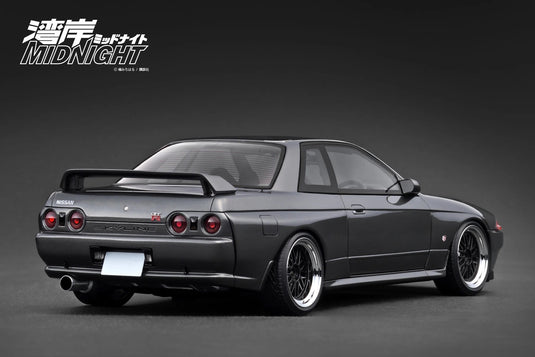 Nissan Skyline GT-R (R32) *MIDNIGHT Reina's R* met Ms. Reina Akikawa figuur Grijs IGNITION MODEL 1:18
