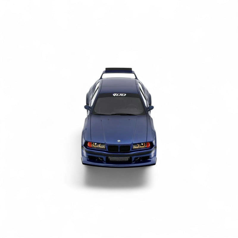 Laad de afbeelding in de Gallery-viewer, BMW E36 LTO SEDAN TURBO KHYZYL SALEEM AVUS BLAUW 2023 OTTOmobile 1:18
