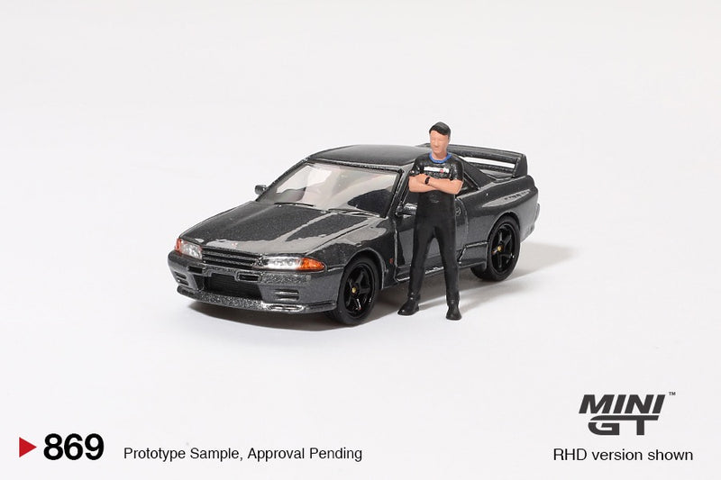 Chargez l'image dans la visionneuse de la galerie, Nissan SKYLINE GT-R (R32) NISMO NISMO GUNMETAL AVEC FIGURINE TSUGIO MATSUDA 1992 (RHD) MINI GT 1:64
