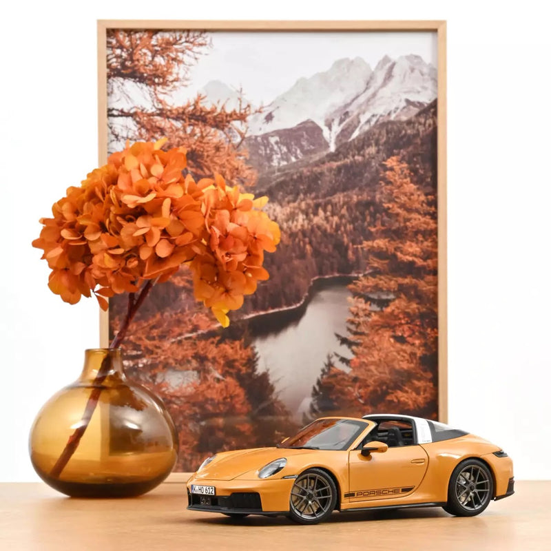 Chargez l'image dans la visionneuse de la galerie, PORSCHE 911 TARGA 4 GTS 2025 JAUNE NOREV 1:18
