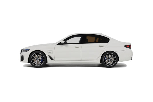 Bmw 545E X DRIVE SALOON M SPORT ALPINE WHITE III 2023 GT SPIRIT 1:18