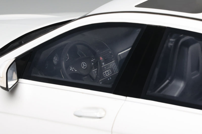 Chargez l&#39;image dans la visionneuse de la galerie, Mercedes-Benz C63 AMG BLANC DIAMANT 2007 GT SPIRIT 1:18
