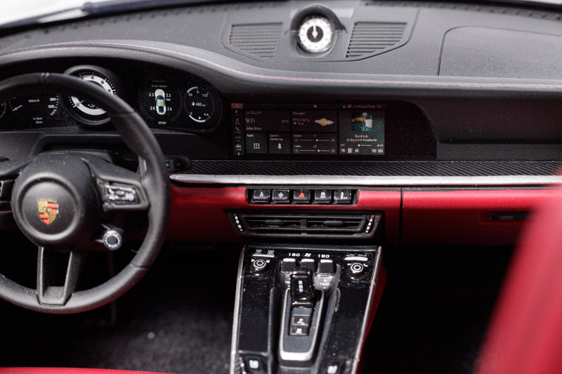 Chargez l&#39;image dans la visionneuse de la galerie, Porsche 911 (992) CARRERA 4S Cabriolet 2020 BLANC (ÉDITION LIMITÉE 25 pièces) HC MODELS 1:8
