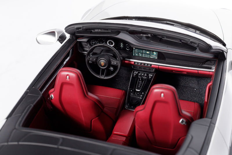 Chargez l&#39;image dans la visionneuse de la galerie, Porsche 911 (992) CARRERA 4S Cabriolet 2020 BLANC (ÉDITION LIMITÉE 25 pièces) HC MODELS 1:8
