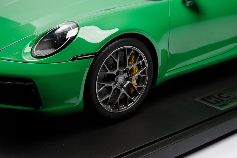 Chargez l&#39;image dans la visionneuse de la galerie, Porsche 911 (992) CARRERA 4S 2020 VERT (ÉDITION LIMITÉE 25 pièces) HC MODELS 1:8
