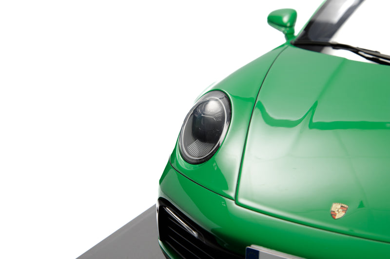 Chargez l&#39;image dans la visionneuse de la galerie, Porsche 911 (992) CARRERA 4S 2020 VERT (ÉDITION LIMITÉE 25 pièces) HC MODELS 1:8
