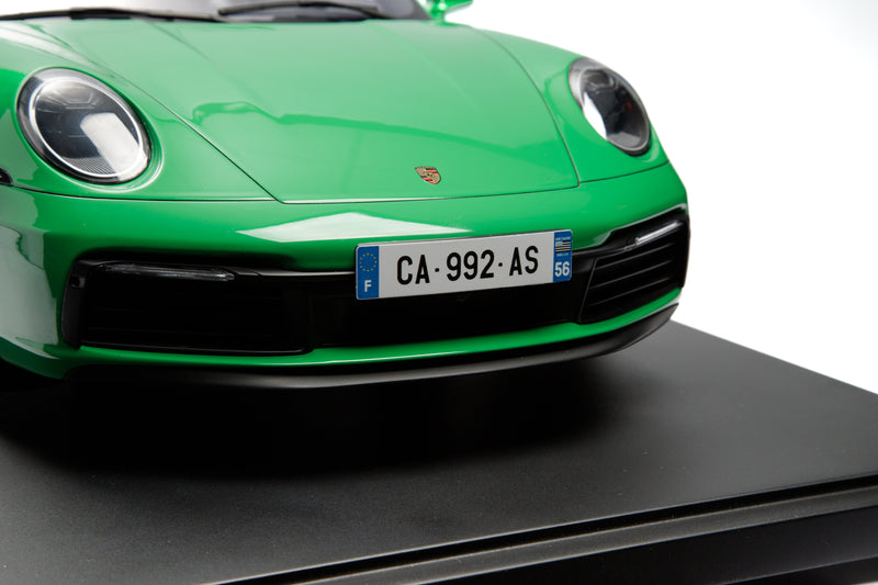 Chargez l&#39;image dans la visionneuse de la galerie, Porsche 911 (992) CARRERA 4S 2020 VERT (ÉDITION LIMITÉE 25 pièces) HC MODELS 1:8
