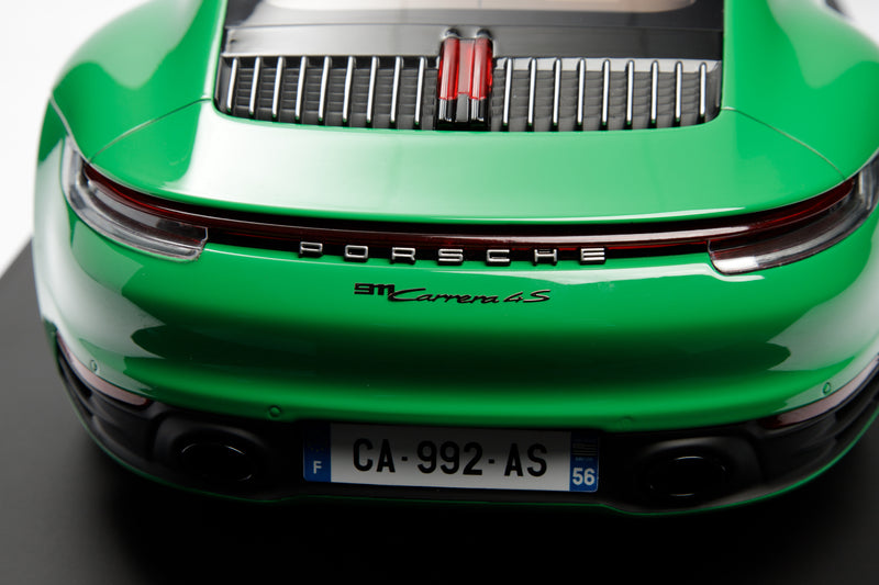 Chargez l&#39;image dans la visionneuse de la galerie, Porsche 911 (992) CARRERA 4S 2020 VERT (ÉDITION LIMITÉE 25 pièces) HC MODELS 1:8
