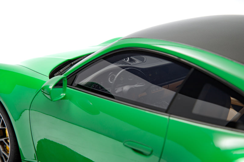 Chargez l&#39;image dans la visionneuse de la galerie, Porsche 911 (992) CARRERA 4S 2020 VERT (ÉDITION LIMITÉE 25 pièces) HC MODELS 1:8
