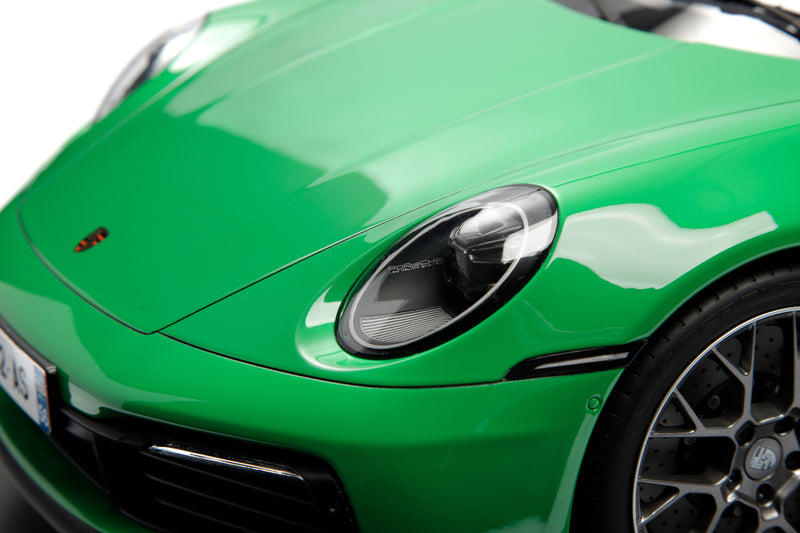 Chargez l&#39;image dans la visionneuse de la galerie, Porsche 911 (992) CARRERA 4S 2020 VERT (ÉDITION LIMITÉE 25 pièces) HC MODELS 1:8
