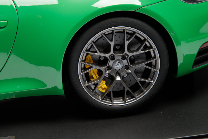 Chargez l&#39;image dans la visionneuse de la galerie, Porsche 911 (992) CARRERA 4S 2020 VERT (ÉDITION LIMITÉE 25 pièces) HC MODELS 1:8
