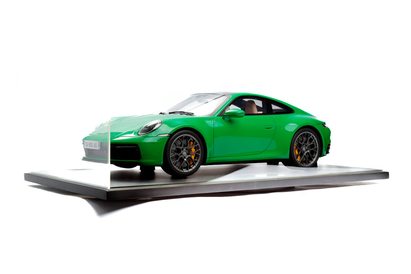 Chargez l&#39;image dans la visionneuse de la galerie, Porsche 911 (992) CARRERA 4S 2020 VERT (ÉDITION LIMITÉE 25 pièces) HC MODELS 1:8
