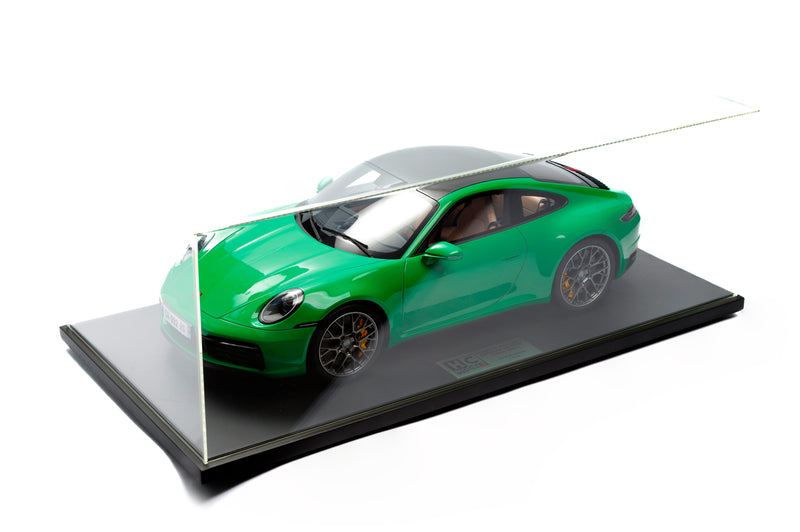 Chargez l&#39;image dans la visionneuse de la galerie, Porsche 911 (992) CARRERA 4S 2020 VERT (ÉDITION LIMITÉE 25 pièces) HC MODELS 1:8
