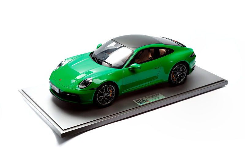 Chargez l&#39;image dans la visionneuse de la galerie, Porsche 911 (992) CARRERA 4S 2020 VERT (ÉDITION LIMITÉE 25 pièces) HC MODELS 1:8
